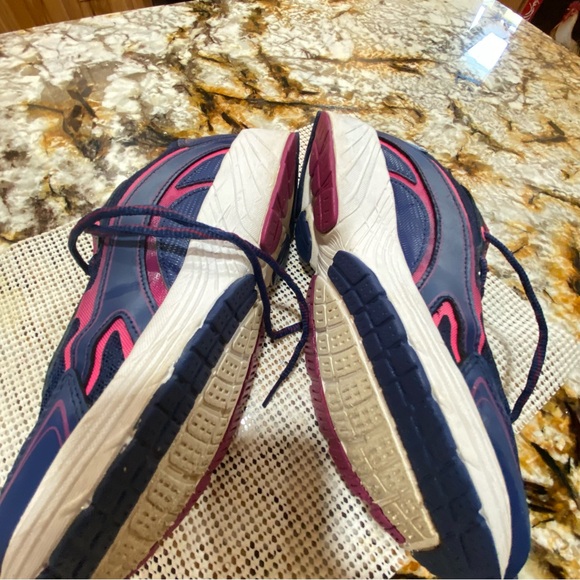 Women’s 7. 1/2 Ryka tennis shoes. - Picture 4 of 5